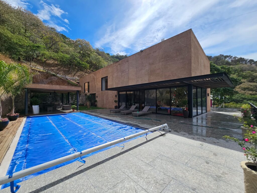 Galería de LAS CAÑADAS HERMOSA CASA NUEVA EN VENTA CON EXCELENTES ESPACIOS, ALBERCA Y VISTA PANORÁMICA