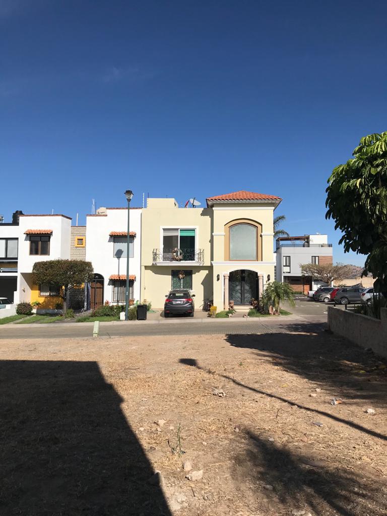 Galería de Los Almendros Casa En Venta En Esquina Frente A Parque