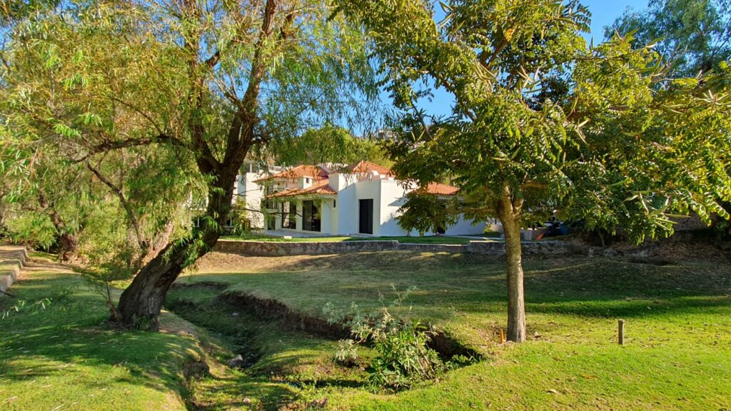 Galería de LAS CAÑADAS HERMOSA CASA EN VENTA A CAMPO DE GOLF EN COTO PRIVADO