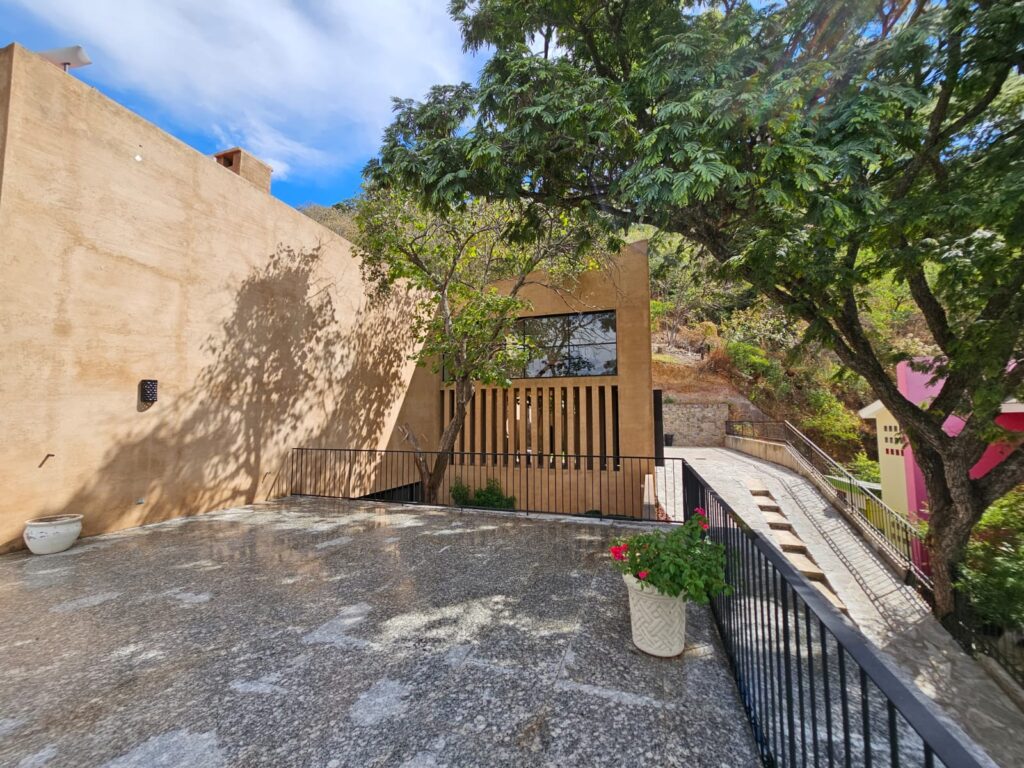 Galería de LAS CAÑADAS HERMOSA CASA NUEVA EN VENTA CON EXCELENTES ESPACIOS, ALBERCA Y VISTA PANORÁMICA