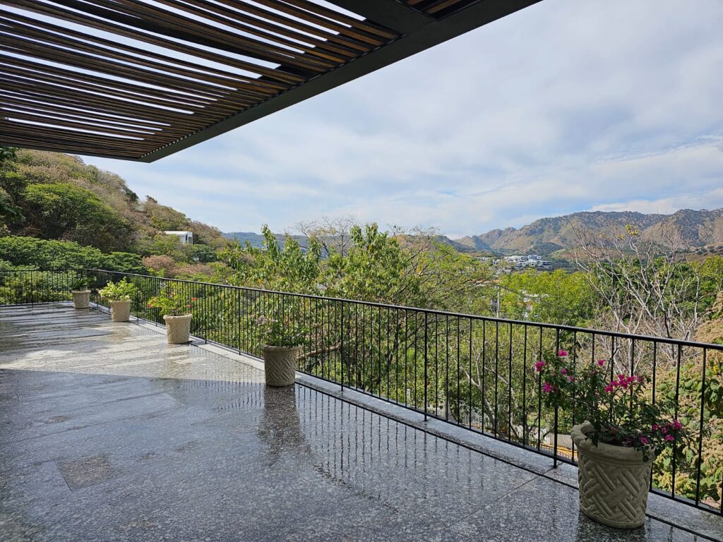 Galería de LAS CAÑADAS HERMOSA CASA NUEVA EN VENTA CON EXCELENTES ESPACIOS, ALBERCA Y VISTA PANORÁMICA