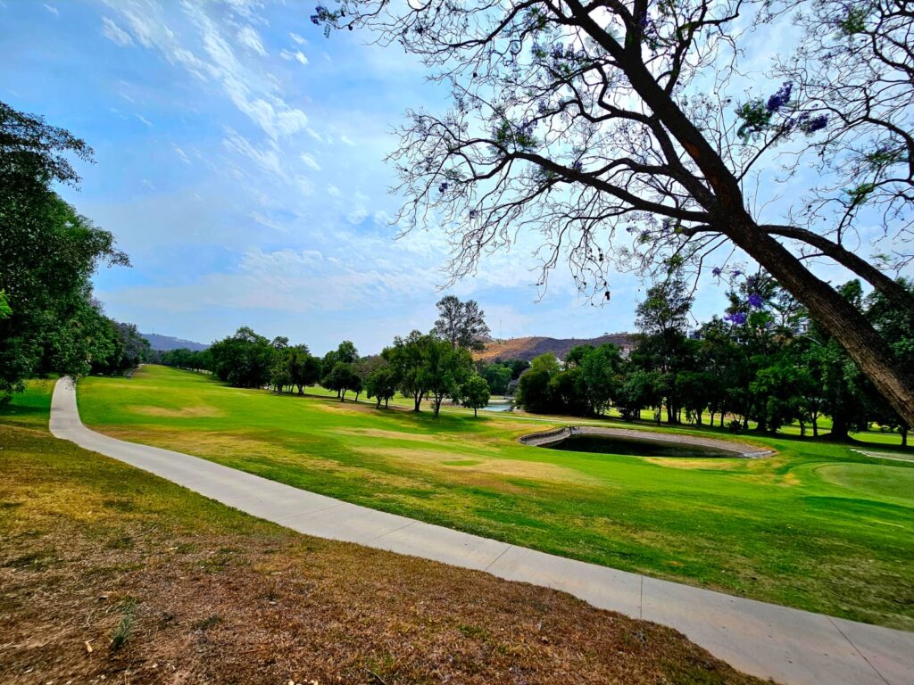 Galería de LAS CAÑADAS CASA EN VENTA A CAMPO DE GOLF CON ALBERCA Y VISTA A LOS LAGOS