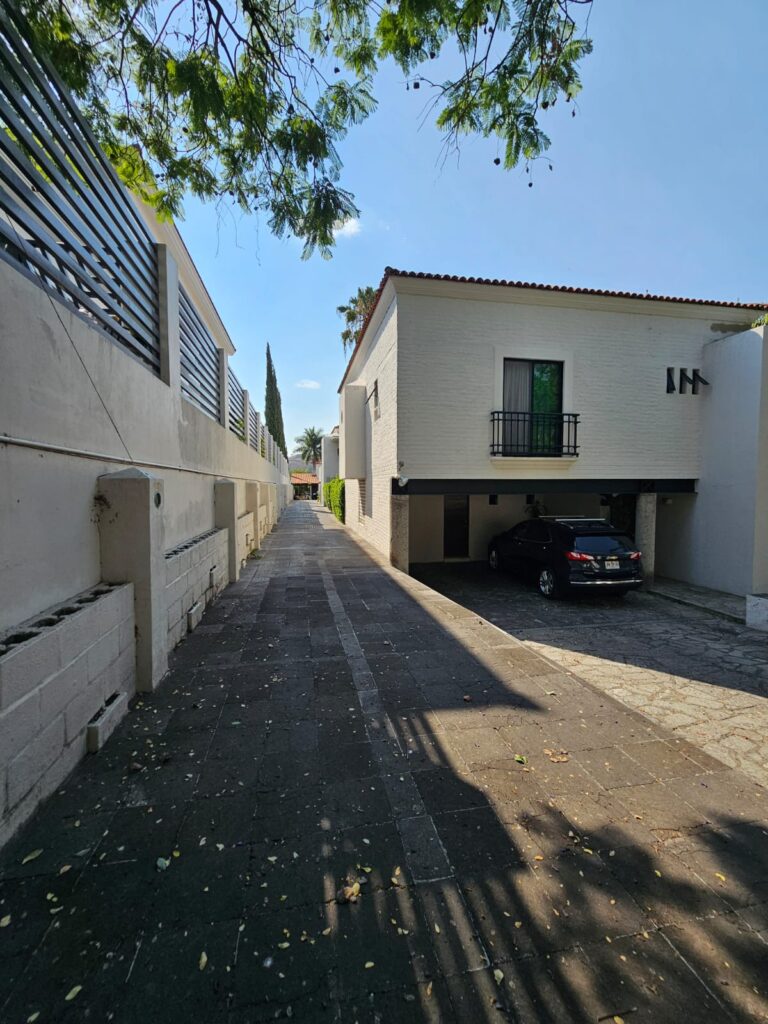 Galería de LAS CAÑADAS OPORTUNIDAD CASA EN VENTA CON ALBERCA Y LOFT INDEPENDIENTE