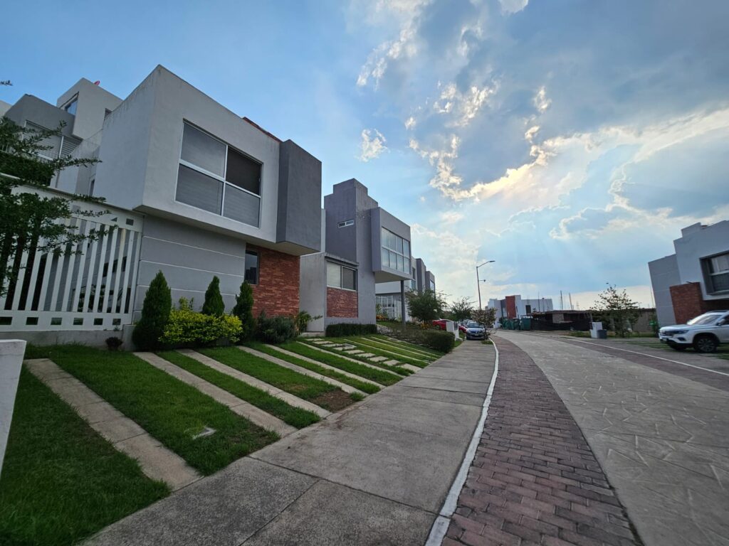 Galería de Colinas de San Isidro Zapopan (Zona Cañadas) Casa en Venta Frente a Bosque