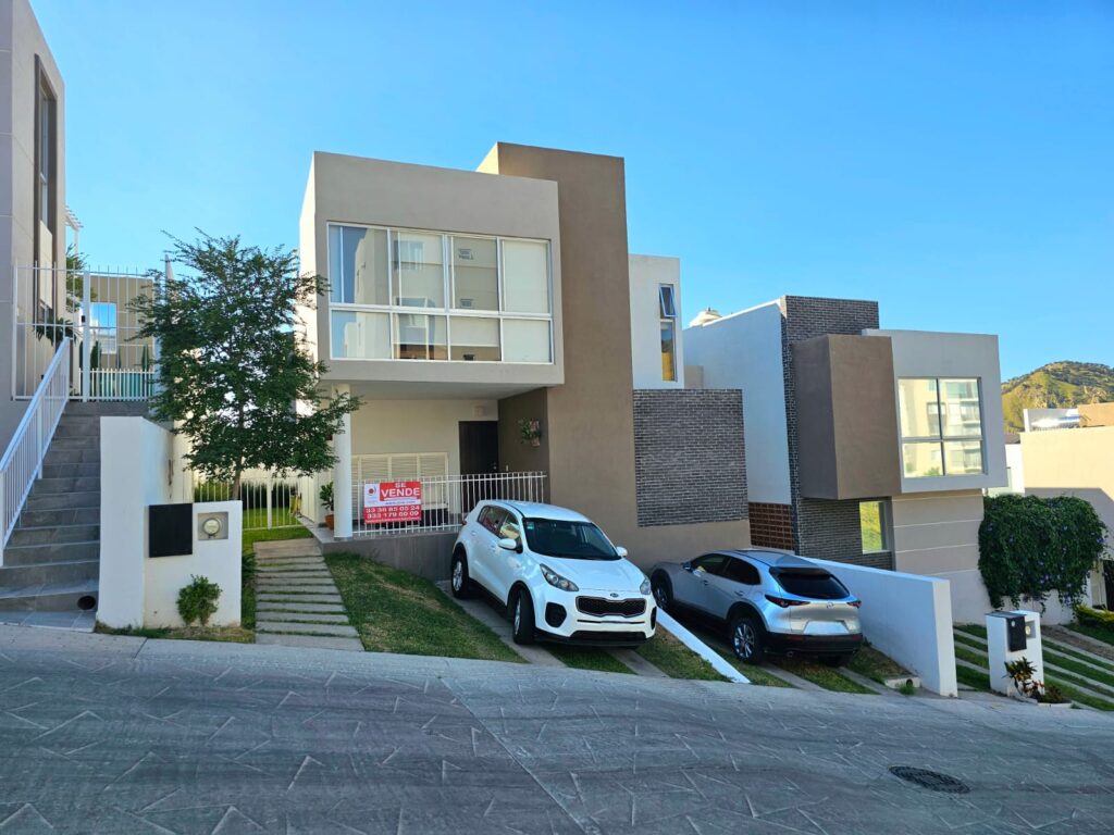 Galería de COLINAS DE SAN ISIDRO (ZONA CAÑADAS) CASA EN VENTA SEMI NUEVA EQUIPADA