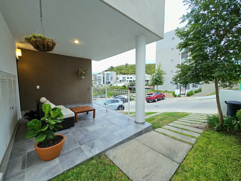 Galería de COLINAS DE SAN ISIDRO (ZONA CAÑADAS) CASA EN VENTA SEMI NUEVA EQUIPADA