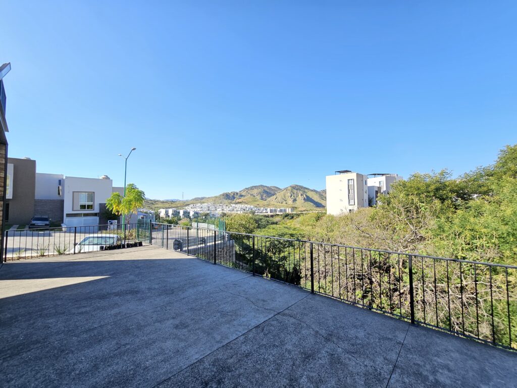 Galería de COLINAS DE SAN ISIDRO (ZONA CAÑADAS) CASA EN VENTA SEMI NUEVA EQUIPADA