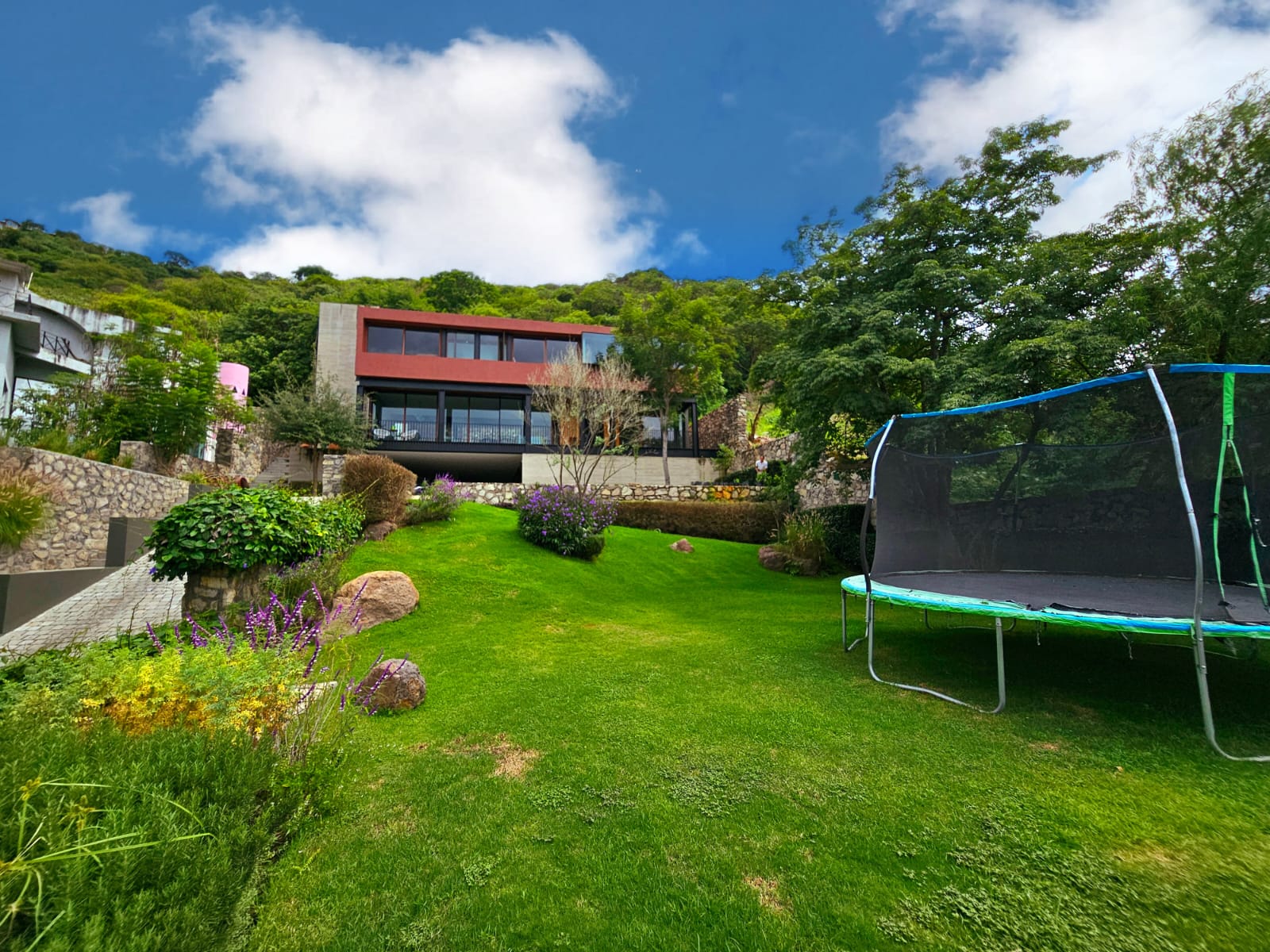 LAS CAÑADAS CASA EN VENTA SEMINUEVA MODERNA CON INCREIBLE VISTA
