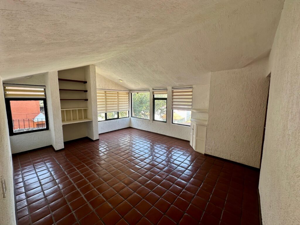 Galería de LAS CAÑADAS CASA EN VENTA CON 4 HABITACIONES EN ESQUINA MUY BIEN UBICADA