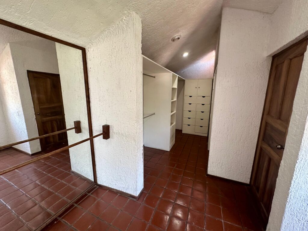 Galería de LAS CAÑADAS CASA EN VENTA CON 4 HABITACIONES EN ESQUINA MUY BIEN UBICADA