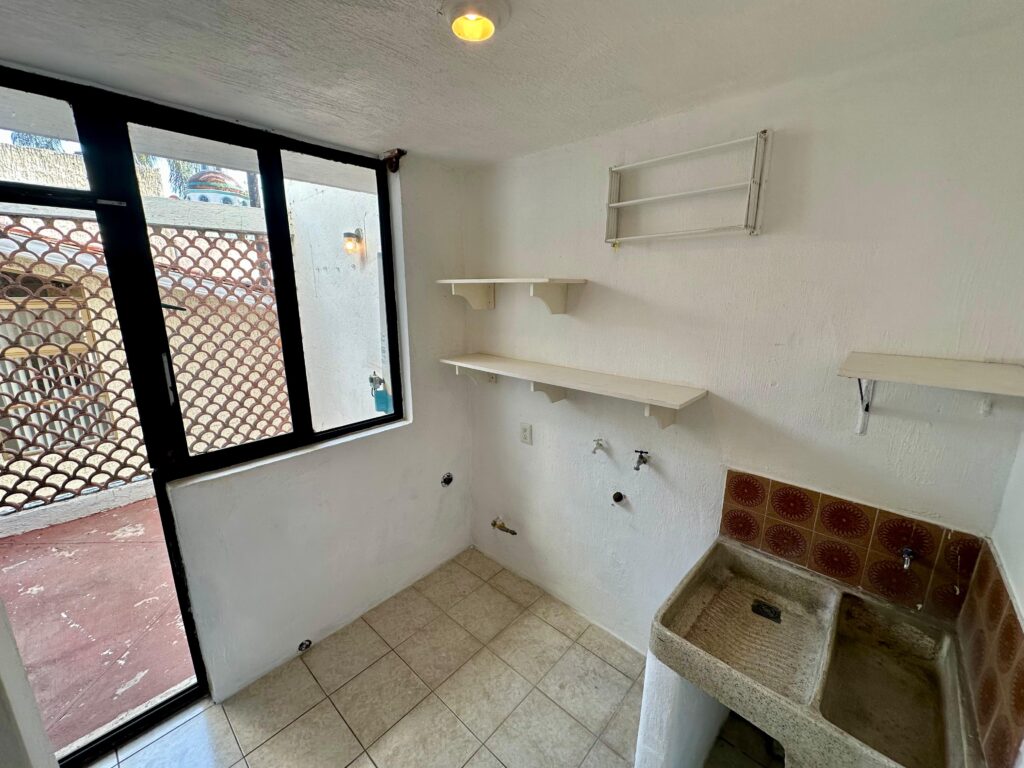 Galería de LAS CAÑADAS CASA EN VENTA CON 4 HABITACIONES EN ESQUINA MUY BIEN UBICADA