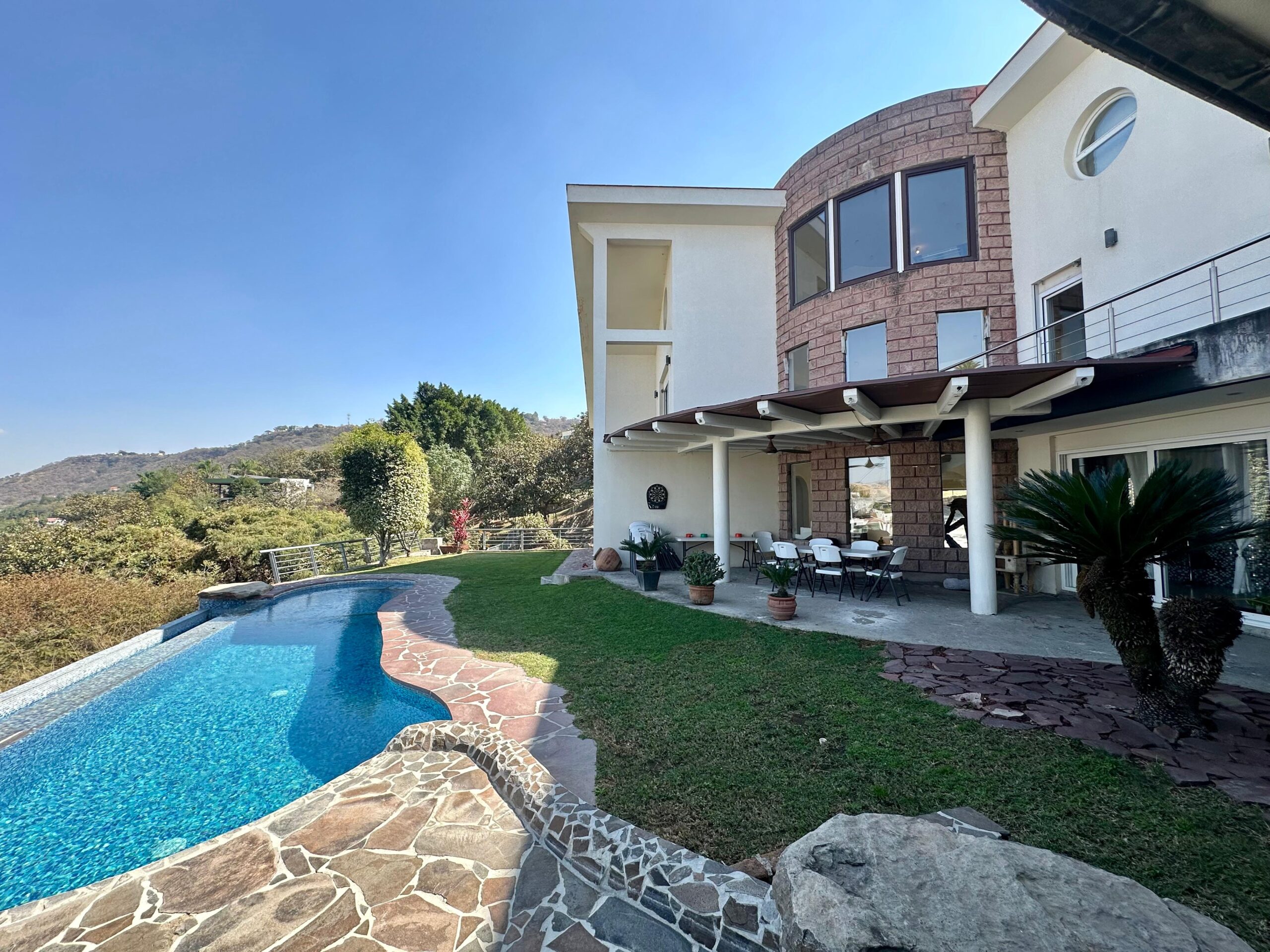 LAS CAÑADAS CASA EN VENTA CON HERMOSA VISTA A 3 MIN DEL COLEGIO