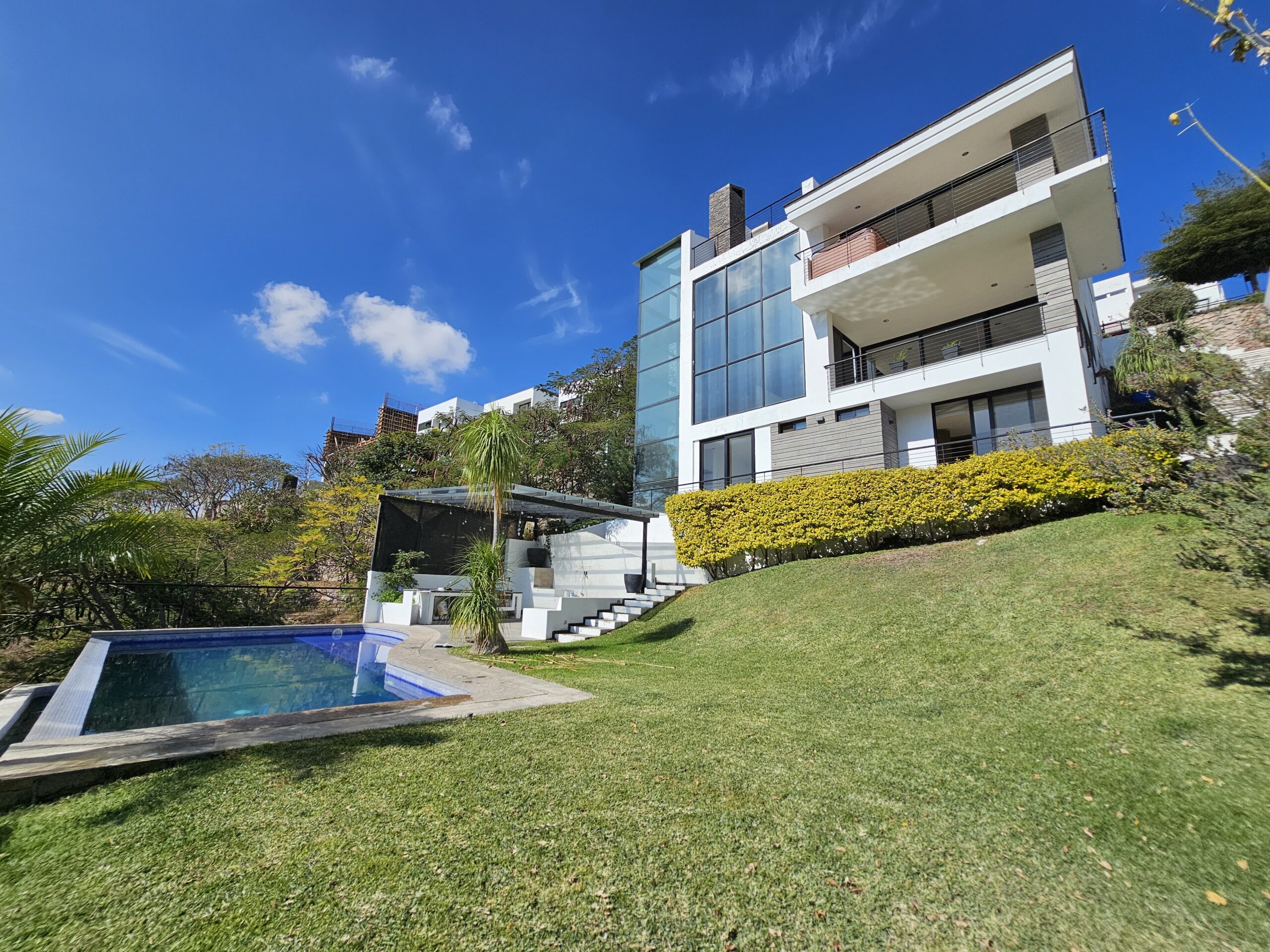 LAS CAÑADAS CASA EN VENTA CON ALBERCA Y ESPECTACULAR VISTA