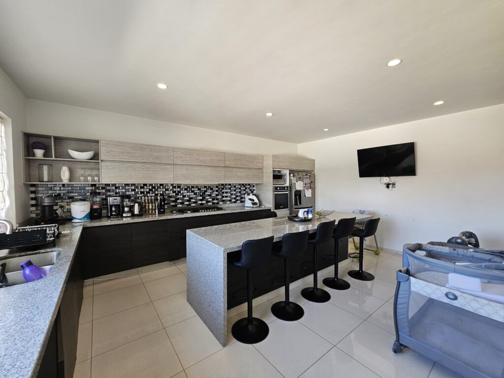 Galería de LAS CAÑADAS CASA EN RENTA DE 5 HABITACIONES CON ESPECTACULAR VISTA