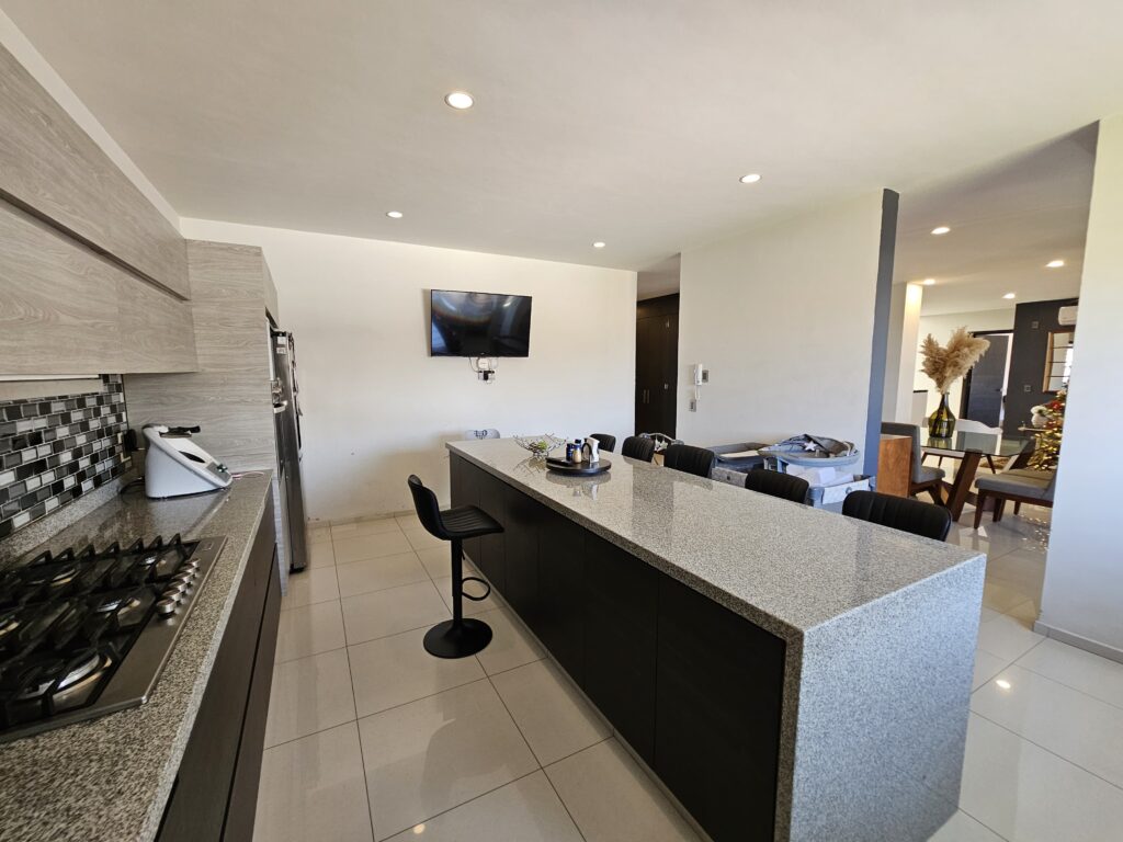 Galería de LAS CAÑADAS CASA EN RENTA DE 5 HABITACIONES CON ESPECTACULAR VISTA