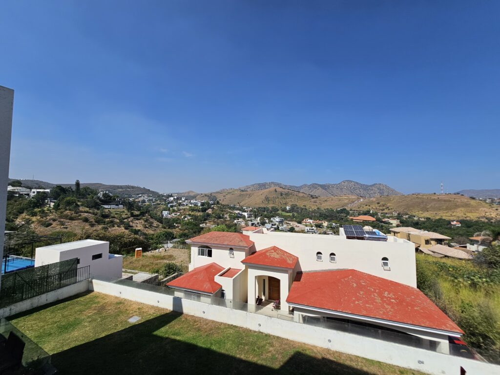 Galería de LAS CAÑADAS CASA EN RENTA DE 5 HABITACIONES CON ESPECTACULAR VISTA