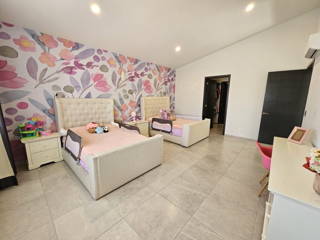 Galería de LAS CAÑADAS CASA EN RENTA DE 5 HABITACIONES CON ESPECTACULAR VISTA