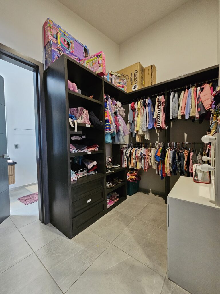 Galería de LAS CAÑADAS CASA EN RENTA DE 5 HABITACIONES CON ESPECTACULAR VISTA
