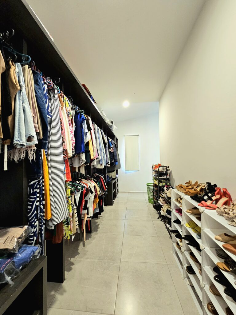 Galería de LAS CAÑADAS CASA EN RENTA DE 5 HABITACIONES CON ESPECTACULAR VISTA