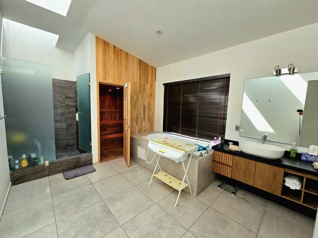 Galería de LAS CAÑADAS CASA EN RENTA DE 5 HABITACIONES CON ESPECTACULAR VISTA