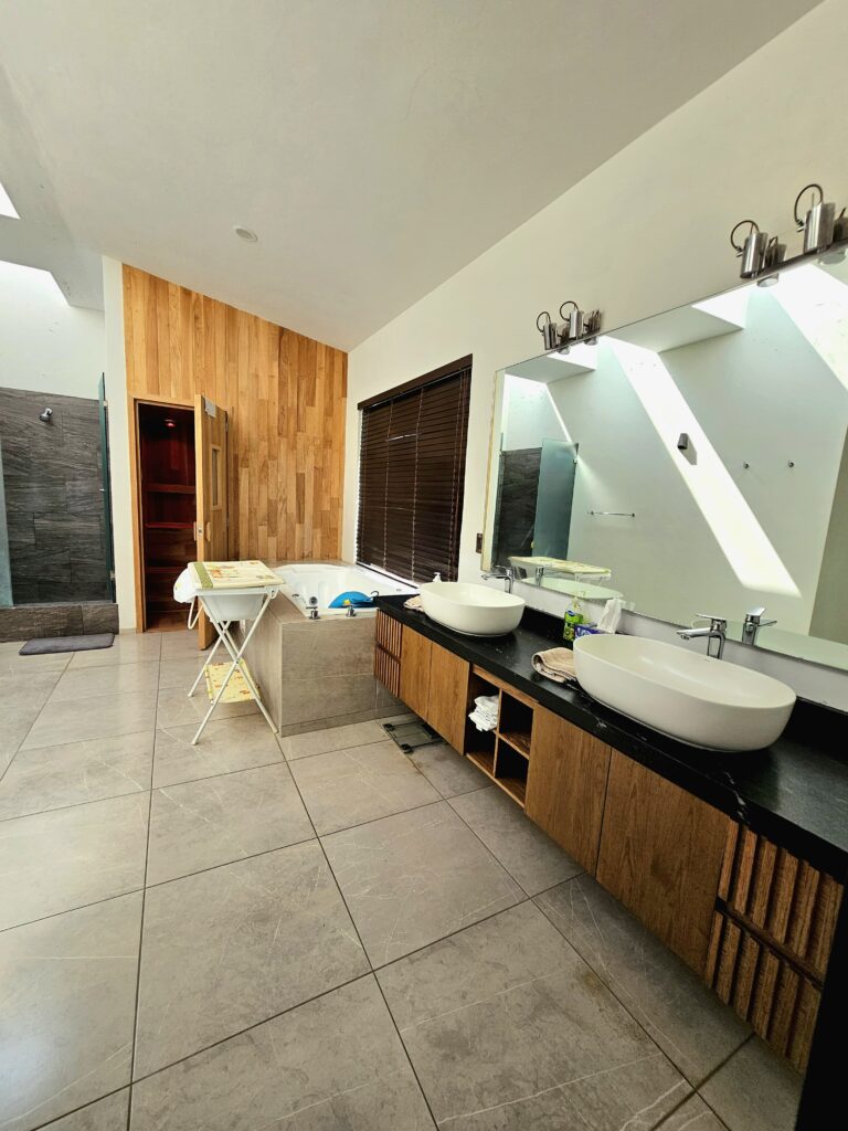 Galería de LAS CAÑADAS CASA EN RENTA DE 5 HABITACIONES CON ESPECTACULAR VISTA