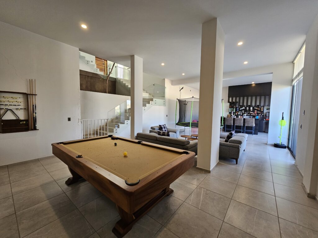 Galería de LAS CAÑADAS CASA EN RENTA DE 5 HABITACIONES CON ESPECTACULAR VISTA