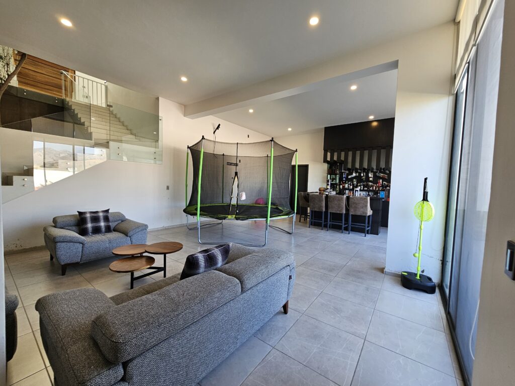 Galería de LAS CAÑADAS CASA EN RENTA DE 5 HABITACIONES CON ESPECTACULAR VISTA