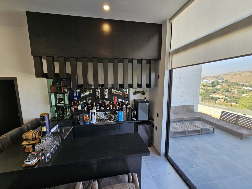 Galería de LAS CAÑADAS CASA EN RENTA DE 5 HABITACIONES CON ESPECTACULAR VISTA