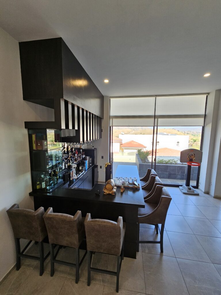 Galería de LAS CAÑADAS CASA EN RENTA DE 5 HABITACIONES CON ESPECTACULAR VISTA