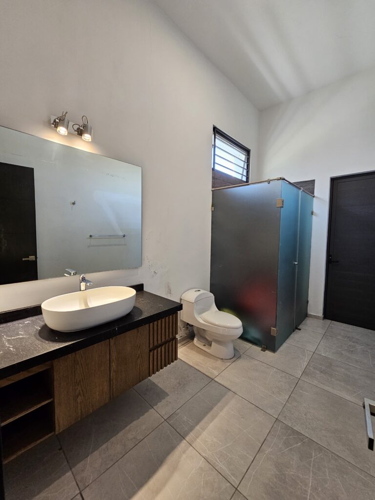 Galería de LAS CAÑADAS CASA EN RENTA DE 5 HABITACIONES CON ESPECTACULAR VISTA