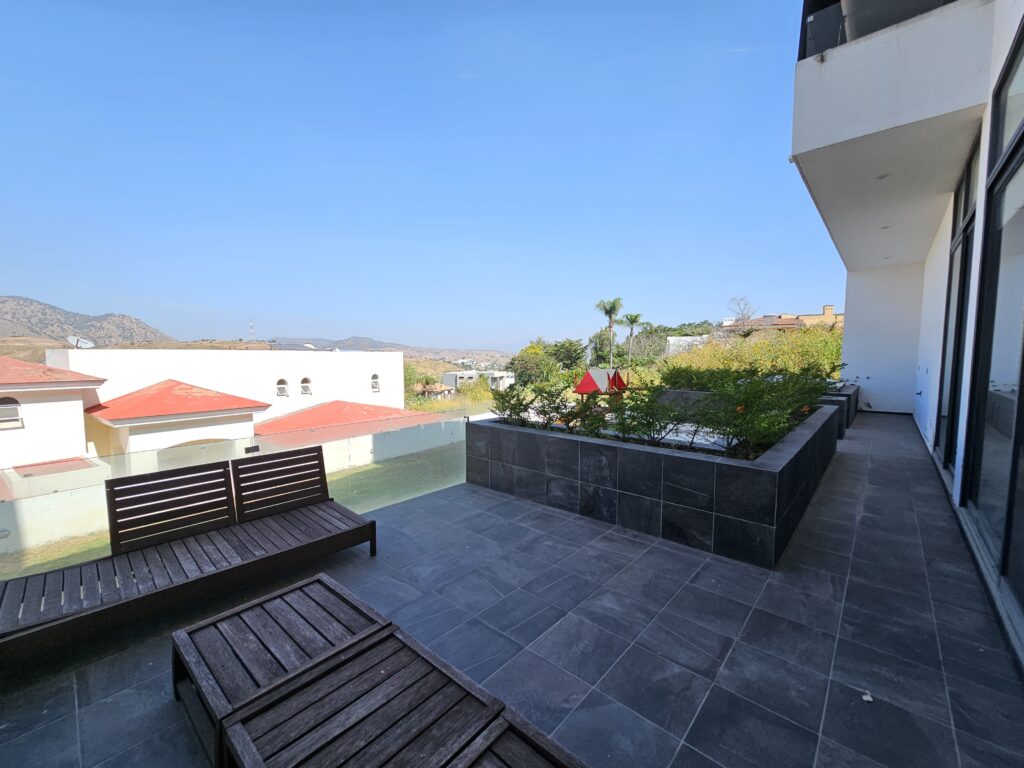 Galería de LAS CAÑADAS CASA EN RENTA DE 5 HABITACIONES CON ESPECTACULAR VISTA