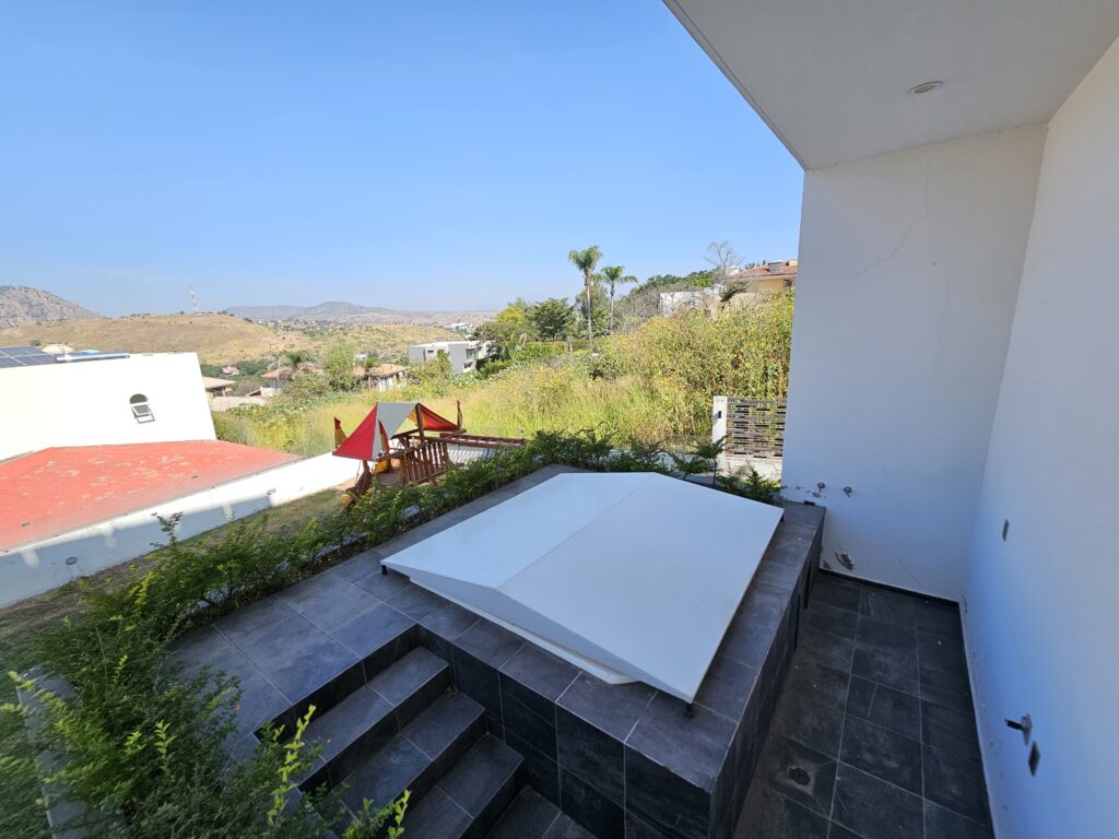 Galería de LAS CAÑADAS CASA EN RENTA DE 5 HABITACIONES CON ESPECTACULAR VISTA