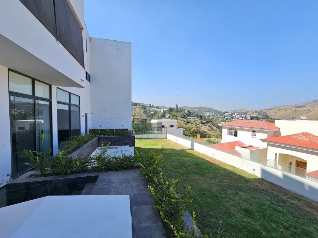 Galería de LAS CAÑADAS CASA EN RENTA DE 5 HABITACIONES CON ESPECTACULAR VISTA