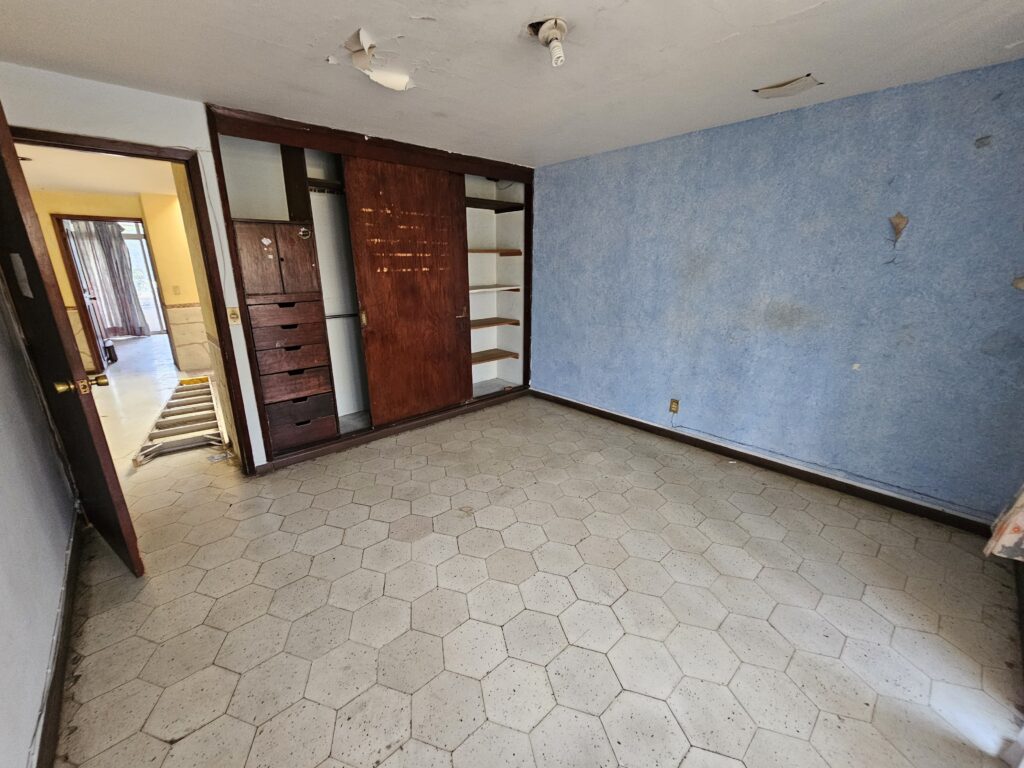 Galería de AV. INGLATERRA CASA EN VENTA A 500m DE LA MINERVA INTERESANTE PROYECTO PARA REMODELAR