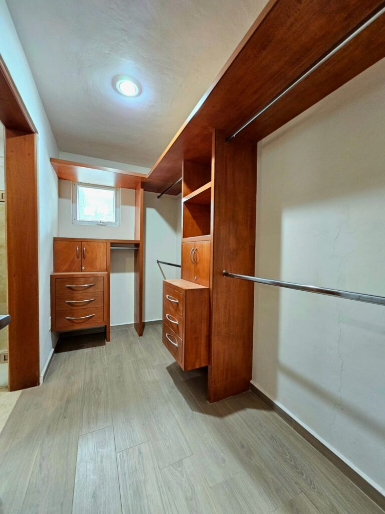 Galería de LAS CAÑADAS CASA EN VENTA A CAMPO DE GOLF CON EXCELENTE UBICACION