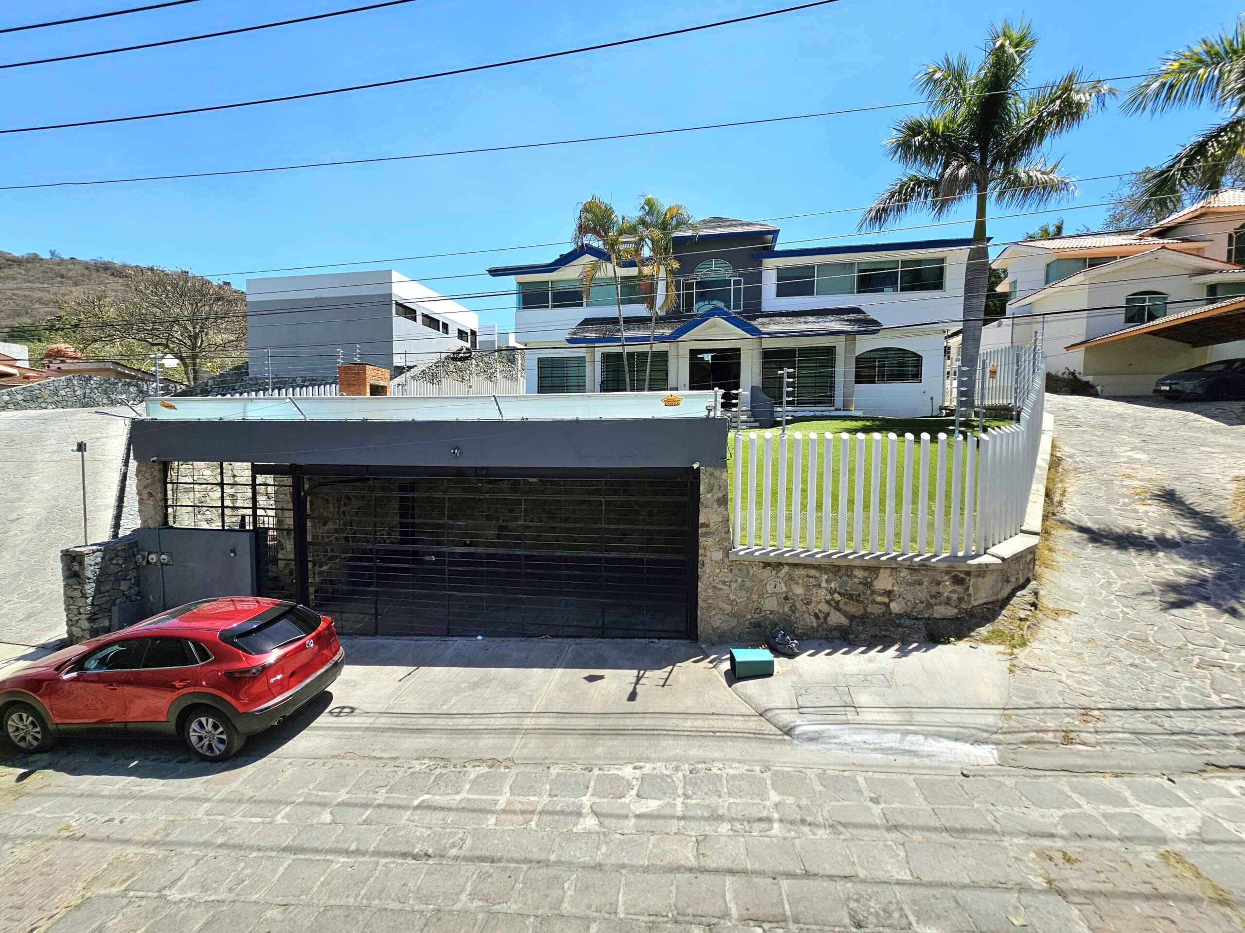 LAS CAÑADAS CASA EN VENTA CON EXCELENTE UBICACIÓN Y TERRAZA CON BONITA VISTA