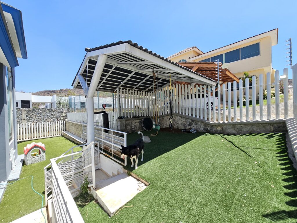 Galería de LAS CAÑADAS CASA EN VENTA CON EXCELENTE UBICACIÓN Y TERRAZA CON BONITA VISTA