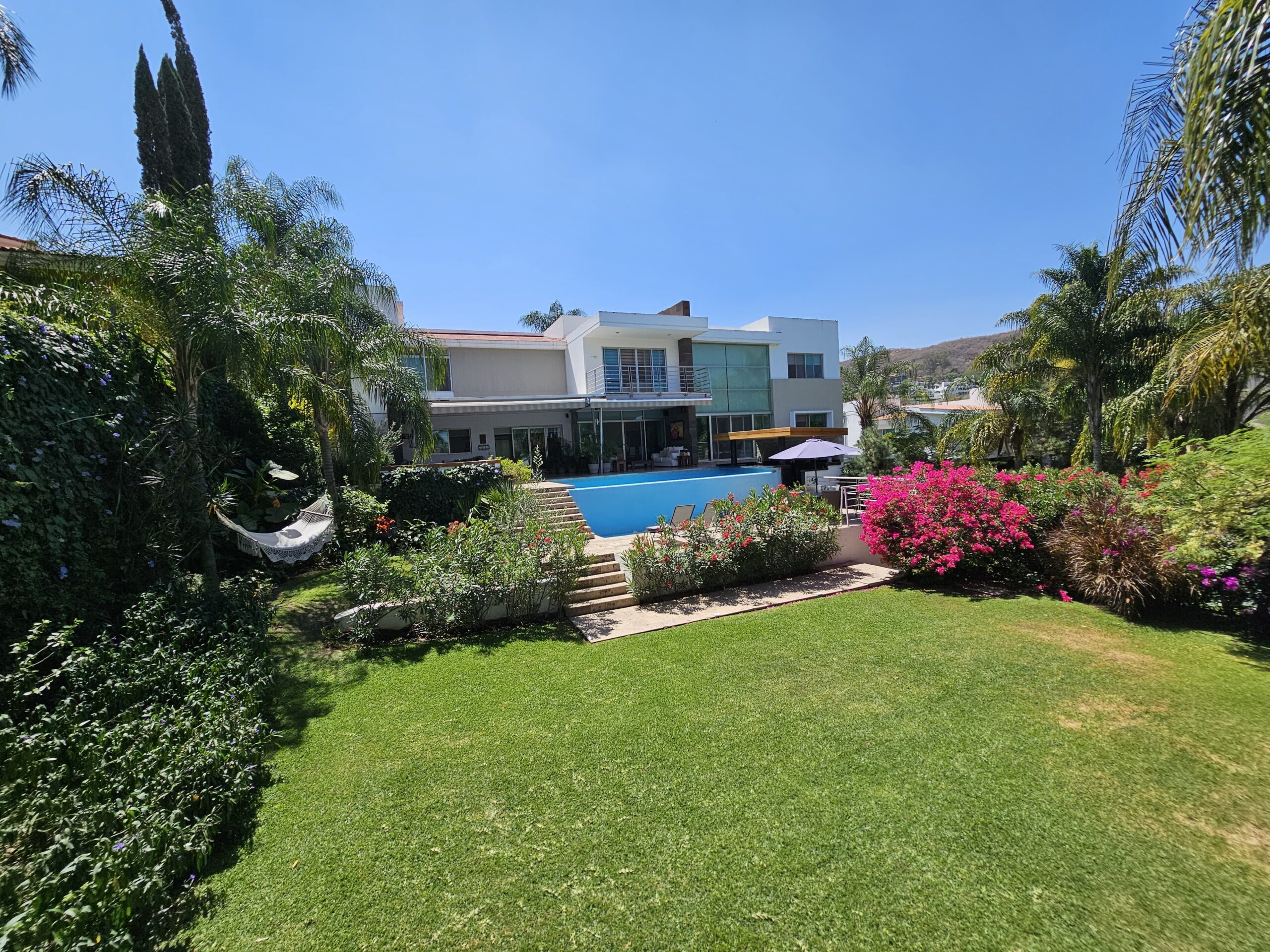 LAS CAÑADAS CASA EN VENTA SUPER COMPLETA CON ALBERCA, TERRAZA, BAR Y HERMOSO JARDIN