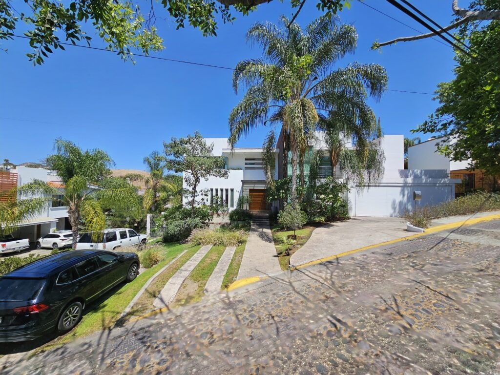 Galería de LAS CAÑADAS CASA EN VENTA SUPER COMPLETA CON ALBERCA, TERRAZA, BAR Y HERMOSO JARDIN