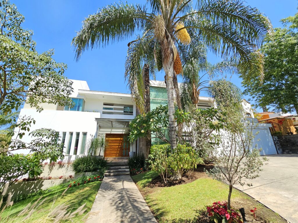 Galería de LAS CAÑADAS CASA EN VENTA SUPER COMPLETA CON ALBERCA, TERRAZA, BAR Y HERMOSO JARDIN