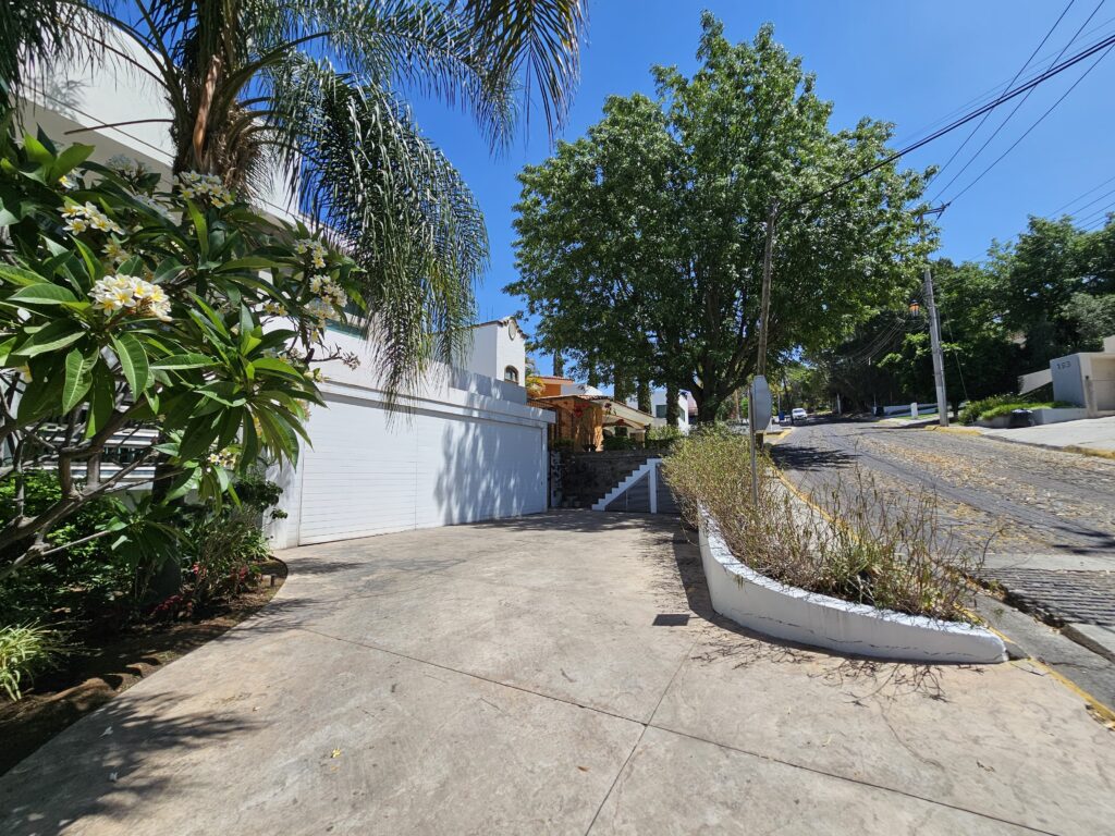 Galería de LAS CAÑADAS CASA EN VENTA SUPER COMPLETA CON ALBERCA, TERRAZA, BAR Y HERMOSO JARDIN