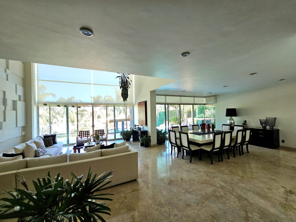 Galería de LAS CAÑADAS CASA EN VENTA SUPER COMPLETA CON ALBERCA, TERRAZA, BAR Y HERMOSO JARDIN
