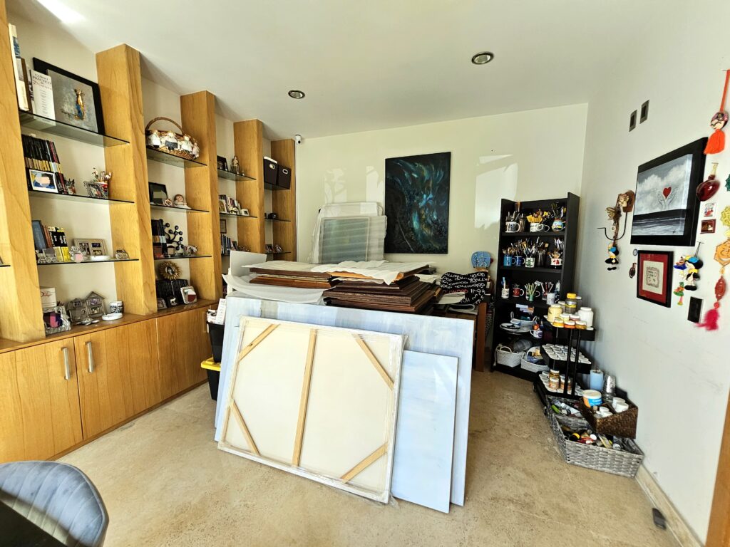 Galería de LAS CAÑADAS CASA EN VENTA SUPER COMPLETA CON ALBERCA, TERRAZA, BAR Y HERMOSO JARDIN