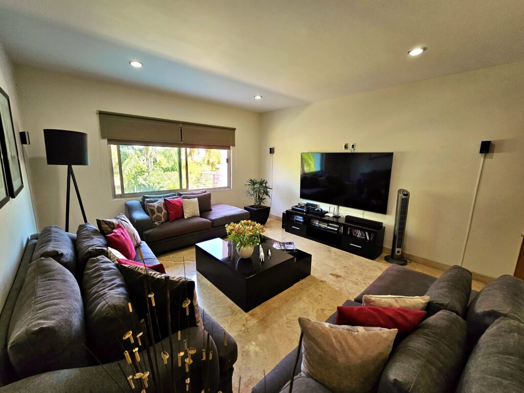 Galería de LAS CAÑADAS CASA EN VENTA SUPER COMPLETA CON ALBERCA, TERRAZA, BAR Y HERMOSO JARDIN