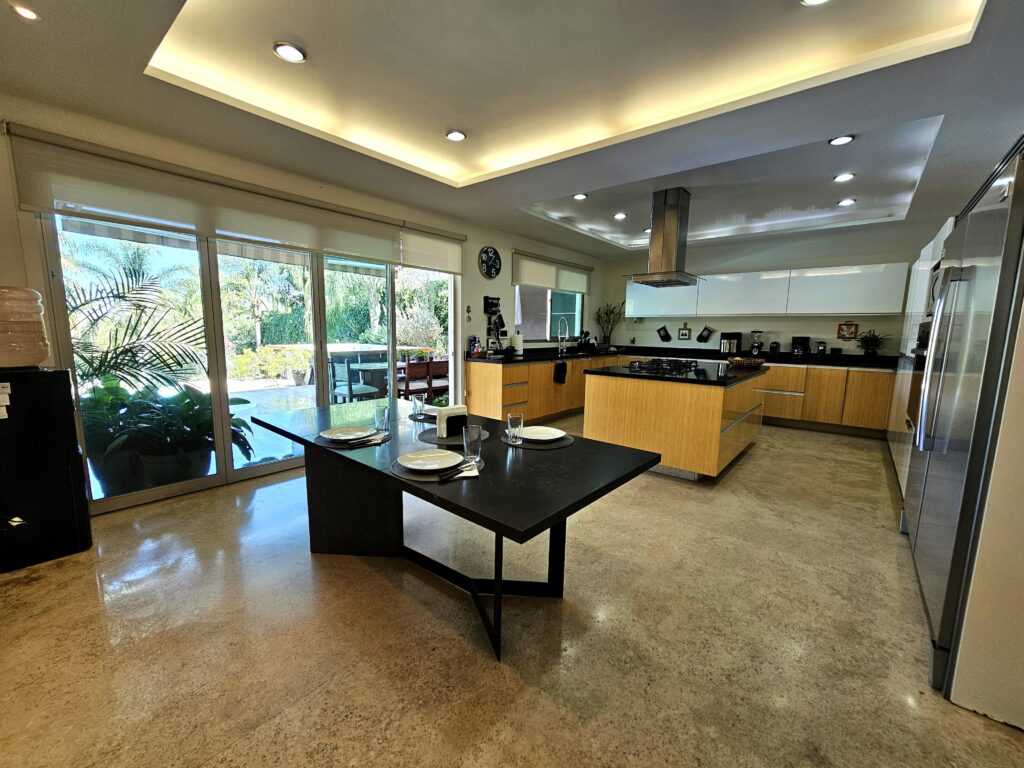 Galería de LAS CAÑADAS CASA EN VENTA SUPER COMPLETA CON ALBERCA, TERRAZA, BAR Y HERMOSO JARDIN