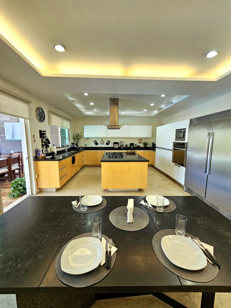 Galería de LAS CAÑADAS CASA EN VENTA SUPER COMPLETA CON ALBERCA, TERRAZA, BAR Y HERMOSO JARDIN