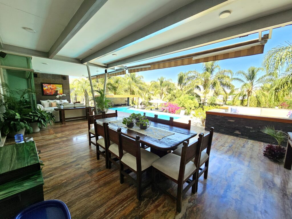 Galería de LAS CAÑADAS CASA EN VENTA SUPER COMPLETA CON ALBERCA, TERRAZA, BAR Y HERMOSO JARDIN