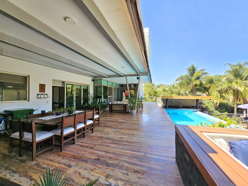 Galería de LAS CAÑADAS CASA EN VENTA SUPER COMPLETA CON ALBERCA, TERRAZA, BAR Y HERMOSO JARDIN