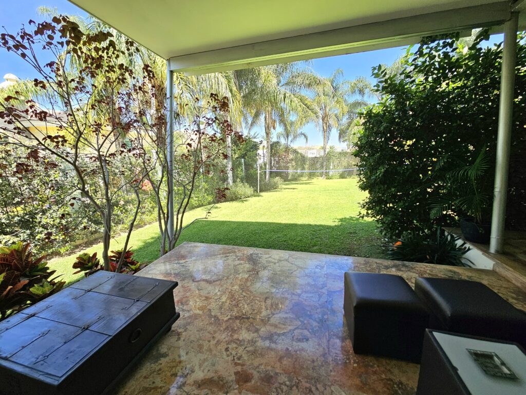 Galería de LAS CAÑADAS CASA EN VENTA SUPER COMPLETA CON ALBERCA, TERRAZA, BAR Y HERMOSO JARDIN