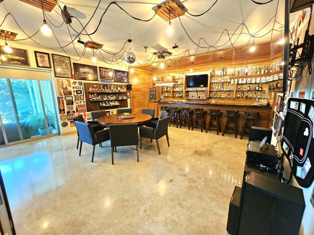 Galería de LAS CAÑADAS CASA EN VENTA SUPER COMPLETA CON ALBERCA, TERRAZA, BAR Y HERMOSO JARDIN